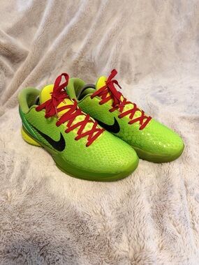 Nike kobe grinch sz 12 runs small like 11.5